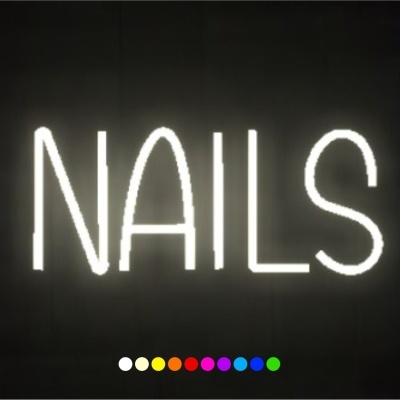 Sinal luminoso com a palavra 'NAILS' em letras brancas e pontos coloridos em fundo preto