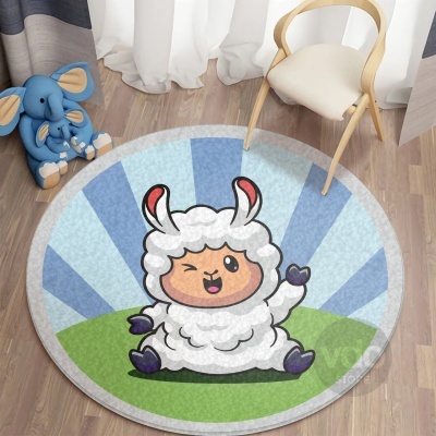Tapete redondo com desenho de ovelha feliz num fundo azul claro e verde, ao lado de cadeira e brinquedo de elefante