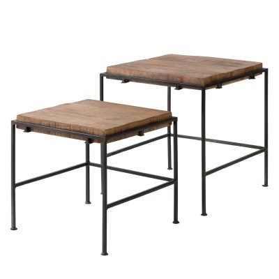 Conjunto de mesas auxiliares quadradas com tampo em madeira e base em metal preto