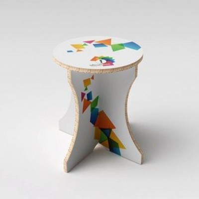 Banco pequeno branco com padrão geométrico colorido