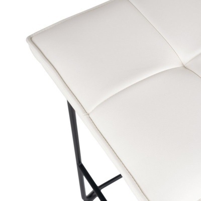 Cadeira branca estofada com pernas pretas