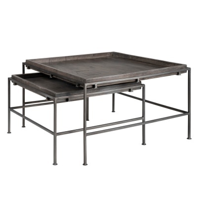 Conjunto de duas mesas de centro quadradas com estrutura metálica preta e tampo de madeira castanho escuro.