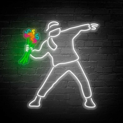 Luzes de néon de figura humana com flores coloridas numa parede escura