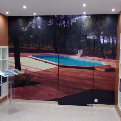Papel de parede fotográfico de piscina exterior com deck de madeira e árvores ao fundo