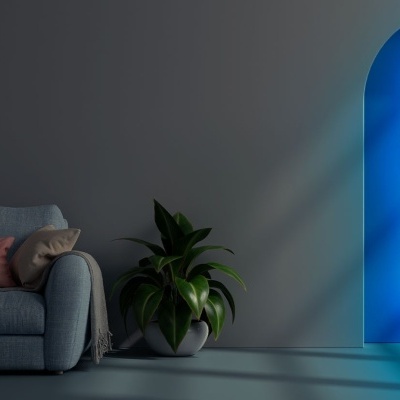 Sala com sofá cinza, planta e porta azul iluminada com design de skate e coração