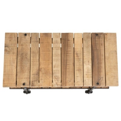 Mesa de centro de madeira com estrutura metálica preta