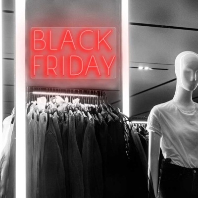 Exposição de roupa com letreiro 'BLACK FRIDAY' em vermelho