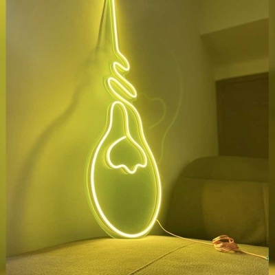 Luz de néon amarela abstrata numa parede amarela com manta e almofada castanhas