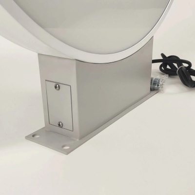 Base metálica prateada com cabo preto enrolado em fundo branco