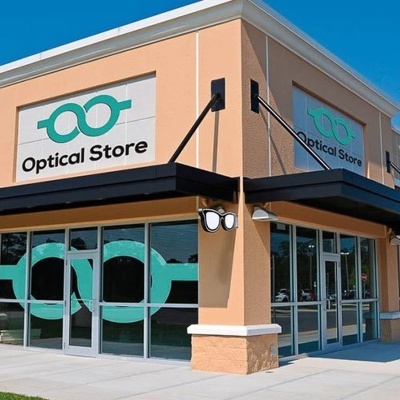 Fachada de loja de ótica com vidro e sinalização 'Optical Store'