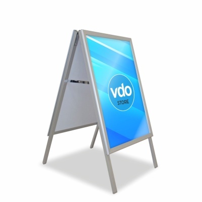 Placa de sinalização azul 'vdo STORE' em moldura metálica prateada com suporte dobrável