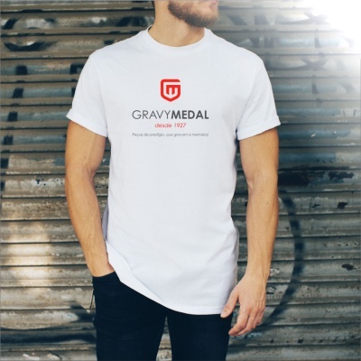 T-shirt branca com logótipo e texto GRAVYMEDAL usada por homem
