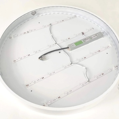 Placa redonda branca com tiras LED e conversor de energia