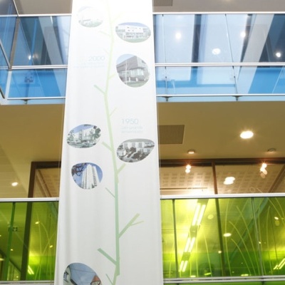 Interior de edifício moderno com teto de vidro e paredes verdes translúcidas