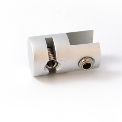 Peça metálica prateada com parafusos e recorte retangular