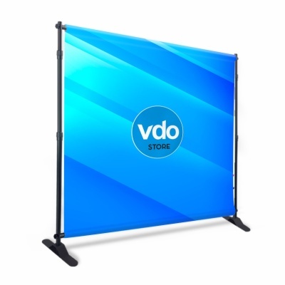 Painel de tecido azul com suporte preto e texto 'vdo STORE'