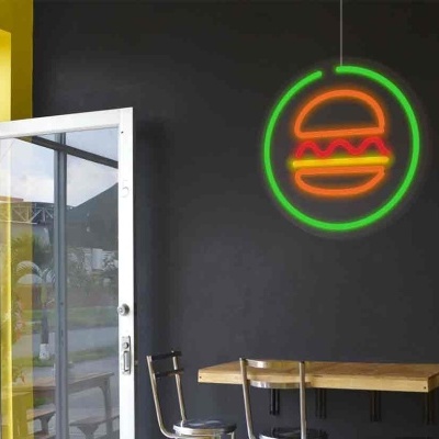 Interior rústico de restaurante com mesa, cadeiras e letreiro de néon de hambúrguer