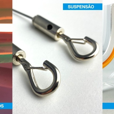 Três produtos para uso em montagem, parafuso rosa, ganchos metálicos e pés transparentes com etiquetas azuis