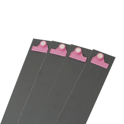 Tiras retangulares pretas com clipes rosa na extremidade superior