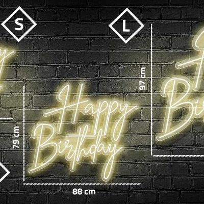 Letreiros de neon amarelo com frase Happy Birthday em três tamanhos na parede de tijolos pretos