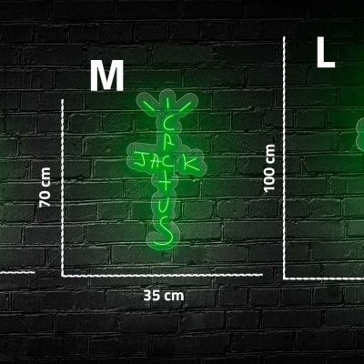 Sinais de néon verdes com a palavra JACKUS em três tamanhos diferentes na parede de tijolos preta.