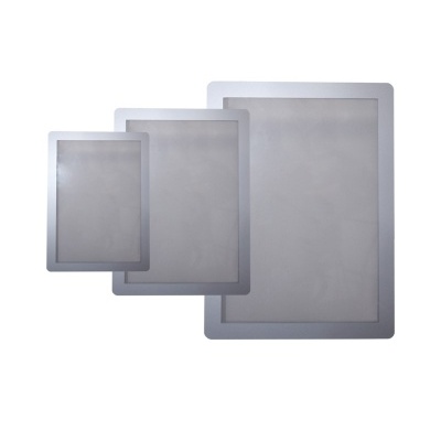 Três quadros retangulares cinzentos com bordas prateadas