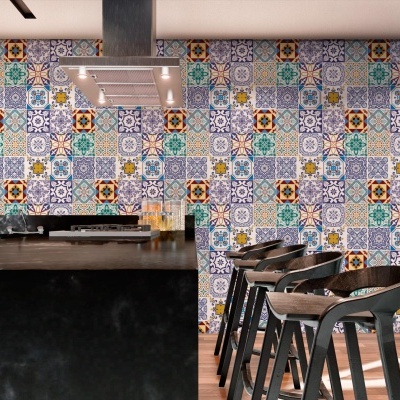 Cozinha moderna com azulejos decorativos coloridos e bancos pretos altos
