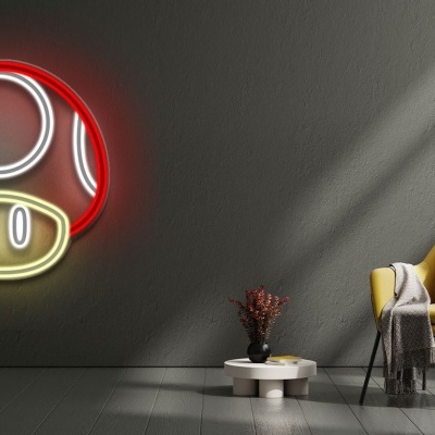 Lâmpada de néon em forma de cogumelo vermelho numa parede cinzenta, cadeira amarela, mesa branca e candeeiro