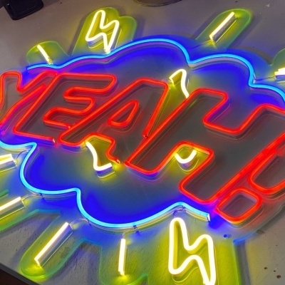 Sinal de néon colorido com a palavra YEAH!