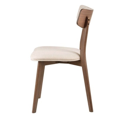 Cadeira de madeira castanha clara com assento e encosto estofados em tecido bege claro