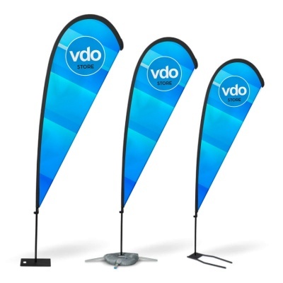 Três bandeiras publicitárias azuis com logótipo vdo STORE, suportes variados