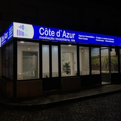 fachada iluminada de agência imobiliária Côte d'Azur à noite