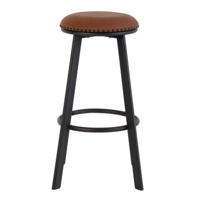 Banco alto com assento em couro castanho e estrutura metálica preta