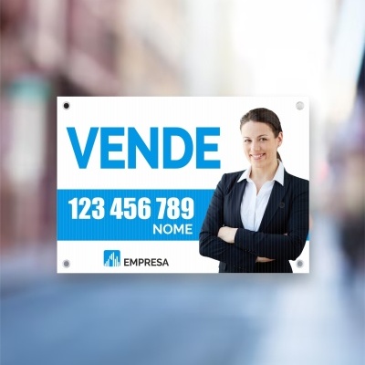 Placa de venda branca e azul com telefone e foto de mulher em fato