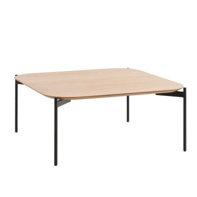 Mesa de centro quadrada com tampo em madeira clara e pés de metal preto