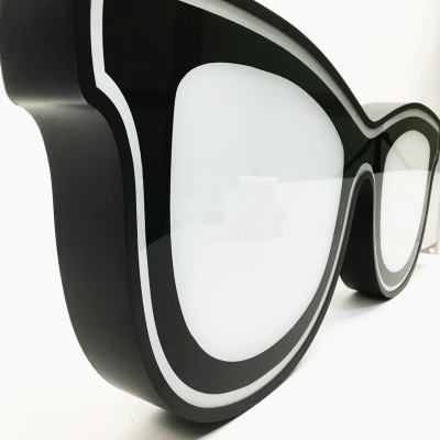 Óculos de sol grandes preto com lentes brancas e moldura grossa