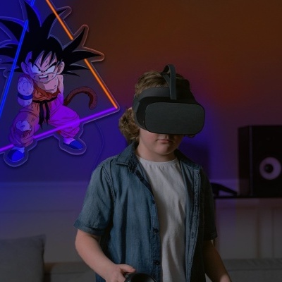 Pessoa com headset VR a jogar numa sala iluminada por luzes coloridas