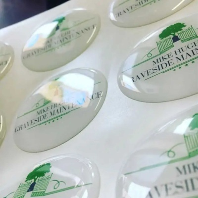 Etiquetas adesivas ovais com texto verde e logotipo de árvore