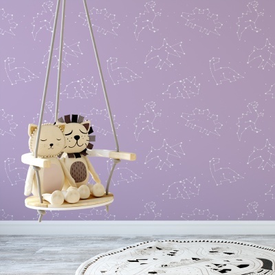 Cadeira de baloiço de madeira com peluches e parede com padrão de constelações ametista