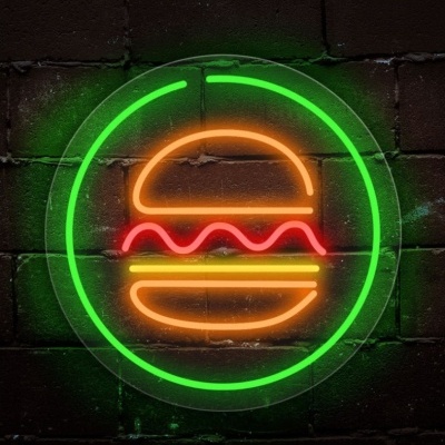 Letreiro de néon colorido em forma de hambúrguer na parede