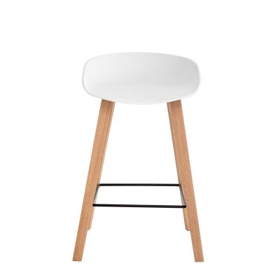 Banco de bar branco com pernas em madeira clara e apoio de pés preto