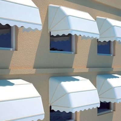 Fachada com sete toldos brancos sobre janelas numa parede bege com céu azul ao fundo