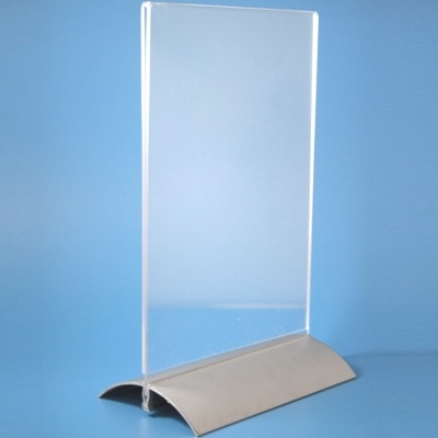 Suporte acrílico transparente com base metálica prateada numa superfície azul