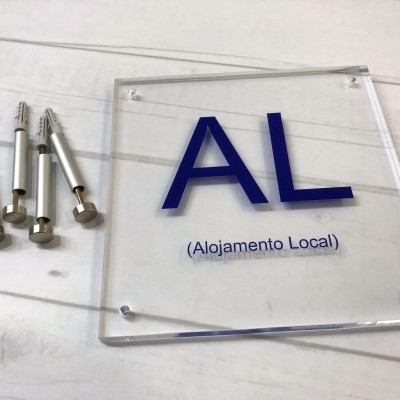 Placa transparente com letras azuis AL e quatro buchas metálicas e brancas