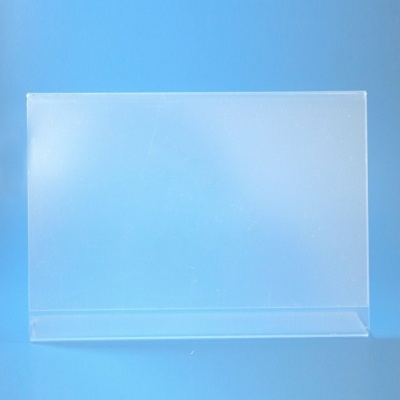 Placa acrílica transparente com suporte numa base sobre fundo azul