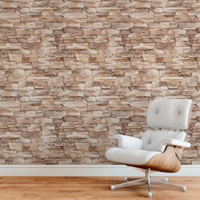 cadeira de pele branca com estrutura de madeira e base metálica em frente a parede de pedra