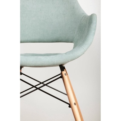 Cadeira azul claro com pernas de madeira