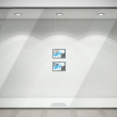 Vitrine de loja com duas imagens de ténis azuis suspensas