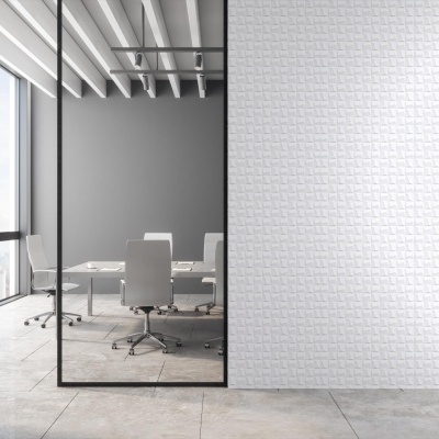 sala de escritório moderna com cadeiras brancas e parede de vidro
