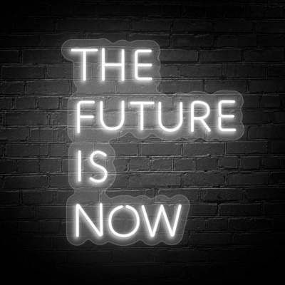 Sinal luminoso de néon branco com texto THE FUTURE IS NOW numa parede de tijolo